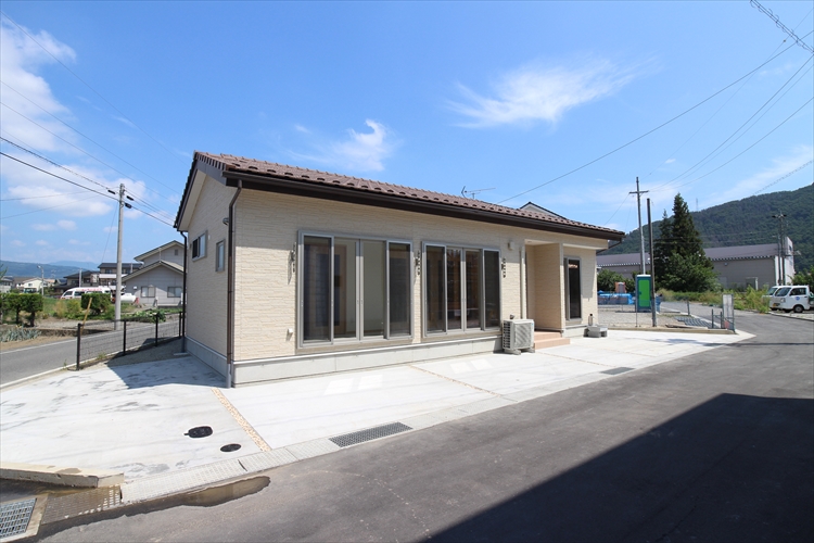 ナチュラルな温かみのある平屋建て